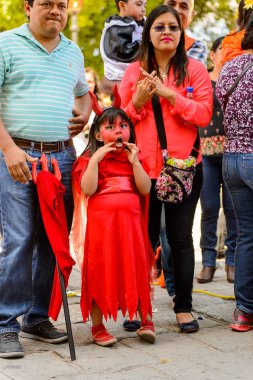 Oaxaca, Meksika - Eki 31, 2016: Ölüler Günü için giyinmiş kimliği belirsiz kız (Dia de los Muertos), ulusal Meksika tatili, Unesco İnsanlığın Somut Olmayan Kültürel Mirası