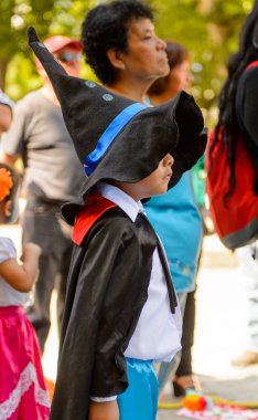 Oaxaca, Meksika - Eki 31, 2016: Ölüler Günü için giyinmiş tanımlanamayan çocuk (Dia de los Muertos), ulusal Meksika tatili, Unesco İnsanlığın Somut Olmayan Kültürel Mirası