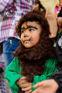 Oaxaca, Meksika - Eki 31, 2016: Ölüler Günü için werwolf gibi giyinmiş tanımlanamayan çocuk (Dia de los Muertos), ulusal Meksika tatili, Unesco İnsanlığın Somut Olmayan Kültürel Mirası