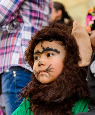 Oaxaca, Meksika - Eki 31, 2016: Ölüler Günü için werwolf gibi giyinmiş tanımlanamayan çocuk (Dia de los Muertos), ulusal Meksika tatili, Unesco İnsanlığın Somut Olmayan Kültürel Mirası