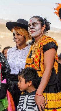 Oaxaca, Meksika - Eki 31, 2016: Ölüler Günü için giyinmiş tanımlanamayan çocuk (Dia de los Muertos), ulusal Meksika tatili, Unesco İnsanlığın Somut Olmayan Kültürel Mirası