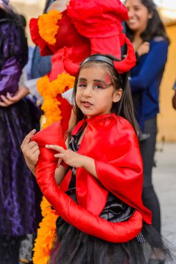 Oaxaca, Meksika - Eki 31, 2016: Ölüler Günü için Şeytan gibi giyinmiş tanımlanamayan kız (Dia de los Muertos), ulusal Meksika tatili, Unesco İnsanlığın Somut Olmayan Kültürel Mirası