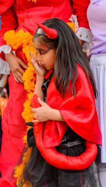 Oaxaca, Meksika - Eki 31, 2016: Ölüler Günü için Şeytan gibi giyinmiş tanımlanamayan kız (Dia de los Muertos), ulusal Meksika tatili, Unesco İnsanlığın Somut Olmayan Kültürel Mirası