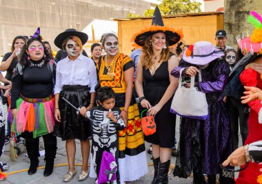 Oaxaca, Meksika - Eki 31, 2016: Ölüler Günü için giyinmiş kimliği belirsiz insanlar (Dia de los Muertos), ulusal Meksika tatili, Unesco İnsanlığın Somut Olmayan Kültürel Mirası