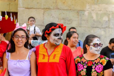 Oaxaca, Meksika - Eki 31, 2016: Ölüler Günü için giyinmiş kimliği belirsiz insanlar (Dia de los Muertos), ulusal Meksika tatili, Unesco İnsanlığın Somut Olmayan Kültürel Mirası
