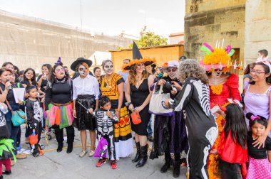 Oaxaca, Meksika - Eki 31, 2016: Ölüler Günü için giyinmiş kimliği belirsiz insanlar (Dia de los Muertos), ulusal Meksika tatili, Unesco İnsanlığın Somut Olmayan Kültürel Mirası