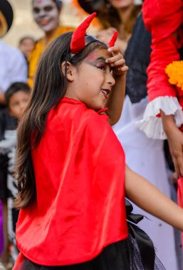 Oaxaca, Meksika - Eki 31, 2016: Ölüler Günü için şeytan gibi giyinmiş tanımlanamayan kız (Dia de los Muertos), ulusal Meksika tatili, Unesco İnsanlığın Somut Olmayan Kültürel Mirası
