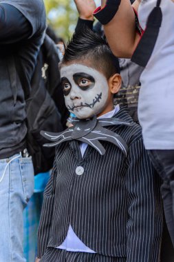 Oaxaca, Meksika - Eki 31, 2016: Ölüler Günü için zombi olarak boyanmış tanımlanamayan çocuk (Dia de los Muertos), ulusal Meksika tatili, Unesco İnsanlığın Somut Olmayan Kültürel Mirası