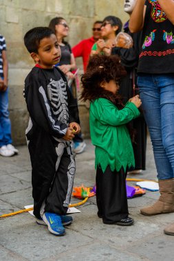 Oaxaca, Meksika - Eki 31, 2016: Ölüler Günü için iskelet gibi giyinmiş tanımlanamayan çocuk (Dia de los Muertos), ulusal Meksika tatili, Unesco İnsanlığın Somut Olmayan Kültürel Mirası