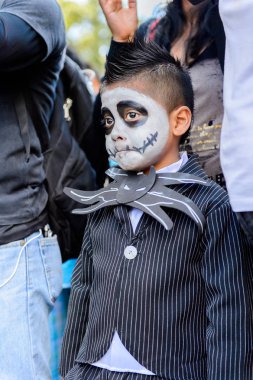 Oaxaca, Meksika - Eki 31, 2016: Ölüler Günü için zombi olarak boyanmış tanımlanamayan çocuk (Dia de los Muertos), ulusal Meksika tatili, Unesco İnsanlığın Somut Olmayan Kültürel Mirası