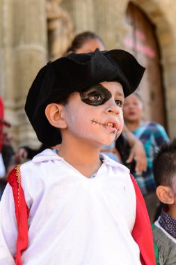 Oaxaca, Meksika - Eki 31, 2016: Kimliği belirsiz çocuk Ölüler Günü (Dia de los Muertos), ulusal Meksika tatili, Unesco İnsanlığın Somut Olmayan Kültürel Mirası için korsan giyinmiş