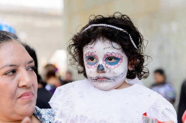 Oaxaca, Meksika - Eki 31, 2016: Ölüler Günü için zombi olarak boyanmış tanımlanamayan kız (Dia de los Muertos), ulusal Meksika tatili, Unesco İnsanlığın Somut Olmayan Kültürel Mirası