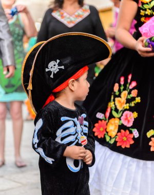 Oaxaca, Meksika - Eki 31, 2016: Ölüler Günü için korsan kılığında kimliği belirsiz çocuk (Dia de los Muertos), ulusal Meksika tatili, Unesco İnsanlığın Somut Olmayan Kültürel Mirası