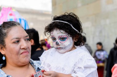 Oaxaca, Meksika - Eki 31, 2016: Ölüler Günü için zombi olarak boyanmış tanımlanamayan kız (Dia de los Muertos), ulusal Meksika tatili, Unesco İnsanlığın Somut Olmayan Kültürel Mirası