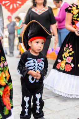 Oaxaca, Meksika - Eki 31, 2016: Ölüler Günü için korsan kılığında kimliği belirsiz çocuk (Dia de los Muertos), ulusal Meksika tatili, Unesco İnsanlığın Somut Olmayan Kültürel Mirası