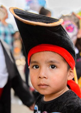 Oaxaca, Meksika - Eki 31, 2016: Ölüler Günü için korsan kılığında kimliği belirsiz çocuk (Dia de los Muertos), ulusal Meksika tatili, Unesco İnsanlığın Somut Olmayan Kültürel Mirası