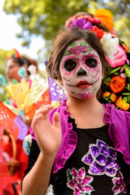 Oaxaca, Meksika - Eki 31, 2016: Kimliği belirsiz kız giyinmiş ve Ölüler Günü için boyalı (Dia de los Muertos), ulusal Meksika tatil, İnsanlığın Unesco Somut Olmayan Kültürel Miras