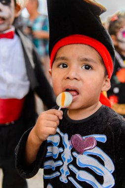 Oaxaca, Meksika - Eki 31, 2016: Ölüler Günü için korsan kılığında kimliği belirsiz çocuk (Dia de los Muertos), ulusal Meksika tatili, Unesco İnsanlığın Somut Olmayan Kültürel Mirası