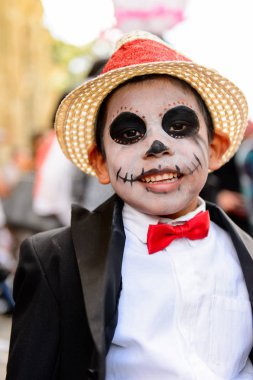 Oaxaca, Meksika - Eki 31, 2016: Ölüler Günü için zombi olarak boyanmış tanımlanamayan çocuk (Dia de los Muertos), ulusal Meksika tatili, Unesco İnsanlığın Somut Olmayan Kültürel Mirası
