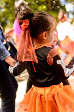 Oaxaca, Meksika - Eki 31, 2016: Kimliği belirsiz kız giyinmiş ve Ölüler Günü için boyalı (Dia de los Muertos), ulusal Meksika tatil, İnsanlığın Unesco Somut Olmayan Kültürel Miras