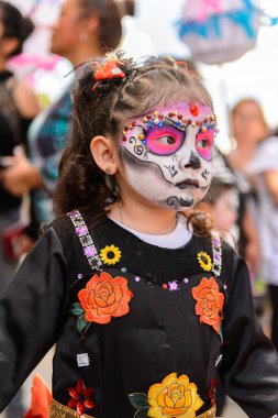 Oaxaca, Meksika - Eki 31, 2016: Kimliği belirsiz kız giyinmiş ve Ölüler Günü için boyalı (Dia de los Muertos), ulusal Meksika tatil, İnsanlığın Unesco Somut Olmayan Kültürel Miras