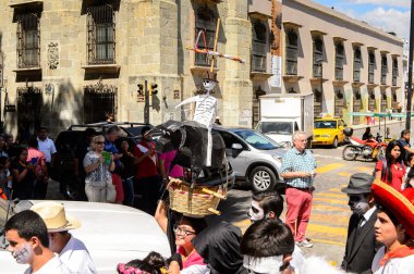 Oaxaca, Meksika - Eki 31, 2016: Kimliği belirsiz insanlar giyinmiş ve Ölüler Günü için boyalı (Dia de los Muertos), ulusal Meksika tatil, İnsanlığın Unesco Somut Olmayan Kültürel Miras