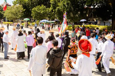 Oaxaca, Meksika - Eki 31, 2016: Kimliği belirsiz insanlar giyinmiş ve Ölüler Günü için boyalı (Dia de los Muertos), ulusal Meksika tatil, İnsanlığın Unesco Somut Olmayan Kültürel Miras