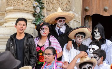 Oaxaca, Meksika - Eki 31, 2016: Kimliği belirsiz insanlar giyinmiş ve Ölüler Günü için boyalı (Dia de los Muertos), ulusal Meksika tatil, İnsanlığın Unesco Somut Olmayan Kültürel Miras