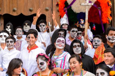 Oaxaca, Meksika - Eki 31, 2016: Kimliği belirsiz insanlar giyinmiş ve Ölüler Günü için boyalı (Dia de los Muertos), ulusal Meksika tatil, İnsanlığın Unesco Somut Olmayan Kültürel Miras