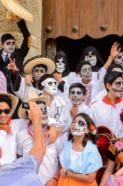 Oaxaca, Meksika - Eki 31, 2016: Kimliği belirsiz insanlar giyinmiş ve Ölüler Günü için boyalı (Dia de los Muertos), ulusal Meksika tatil, İnsanlığın Unesco Somut Olmayan Kültürel Miras