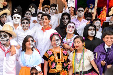 Oaxaca, Meksika - Eki 31, 2016: Kimliği belirsiz insanlar giyinmiş ve Ölüler Günü için boyalı (Dia de los Muertos), ulusal Meksika tatil, İnsanlığın Unesco Somut Olmayan Kültürel Miras