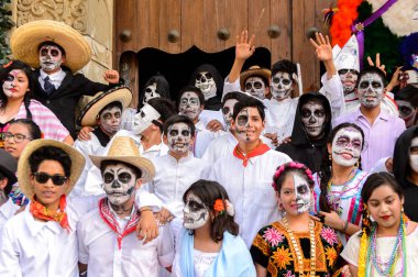 Oaxaca, Meksika - Eki 31, 2016: Kimliği belirsiz insanlar giyinmiş ve Ölüler Günü için boyalı (Dia de los Muertos), ulusal Meksika tatil, İnsanlığın Unesco Somut Olmayan Kültürel Miras