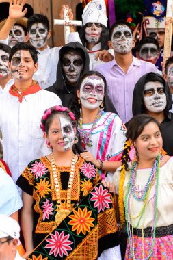 Oaxaca, Meksika - Eki 31, 2016: Kimliği belirsiz insanlar giyinmiş ve Ölüler Günü için boyalı (Dia de los Muertos), ulusal Meksika tatil, İnsanlığın Unesco Somut Olmayan Kültürel Miras