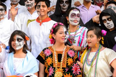 Oaxaca, Meksika - Eki 31, 2016: Kimliği belirsiz insanlar giyinmiş ve Ölüler Günü için boyalı (Dia de los Muertos), ulusal Meksika tatil, İnsanlığın Unesco Somut Olmayan Kültürel Miras