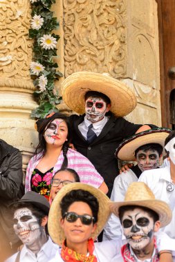 Oaxaca, Meksika - Eki 31, 2016: Kimliği belirsiz insanlar giyinmiş ve Ölüler Günü için boyalı (Dia de los Muertos), ulusal Meksika tatil, İnsanlığın Unesco Somut Olmayan Kültürel Miras