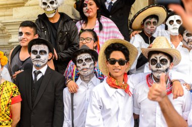 Oaxaca, Meksika - Eki 31, 2016: Kimliği belirsiz insanlar giyinmiş ve Ölüler Günü için boyalı (Dia de los Muertos), ulusal Meksika tatil, İnsanlığın Unesco Somut Olmayan Kültürel Miras