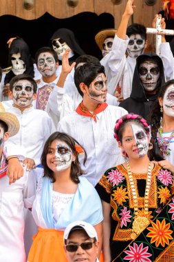 Oaxaca, Meksika - Eki 31, 2016: Kimliği belirsiz insanlar giyinmiş ve Ölüler Günü için boyalı (Dia de los Muertos), ulusal Meksika tatil, İnsanlığın Unesco Somut Olmayan Kültürel Miras