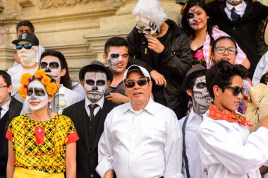 Oaxaca, Meksika - Eki 31, 2016: Kimliği belirsiz insanlar giyinmiş ve Ölüler Günü için boyalı (Dia de los Muertos), ulusal Meksika tatil, İnsanlığın Unesco Somut Olmayan Kültürel Miras