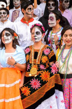 Oaxaca, Meksika - Eki 31, 2016: Kimliği belirsiz insanlar giyinmiş ve Ölüler Günü için boyalı (Dia de los Muertos), ulusal Meksika tatil, İnsanlığın Unesco Somut Olmayan Kültürel Miras