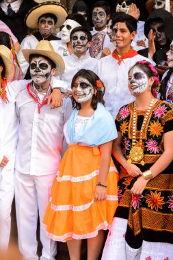 Oaxaca, Meksika - Eki 31, 2016: Kimliği belirsiz insanlar giyinmiş ve Ölüler Günü için boyalı (Dia de los Muertos), ulusal Meksika tatil, İnsanlığın Unesco Somut Olmayan Kültürel Miras