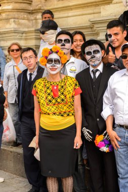 Oaxaca, Meksika - Eki 31, 2016: Kimliği belirsiz insanlar giyinmiş ve Ölüler Günü için boyalı (Dia de los Muertos), ulusal Meksika tatil, İnsanlığın Unesco Somut Olmayan Kültürel Miras