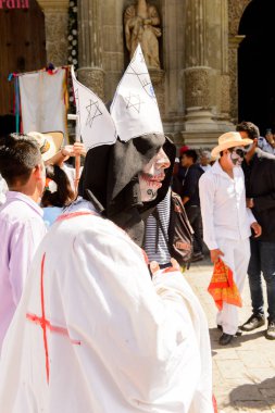 Oaxaca, Meksika - Eki 31, 2016: Kimliği belirsiz insanlar giyinmiş ve Ölüler Günü için boyalı (Dia de los Muertos), ulusal Meksika tatil, İnsanlığın Unesco Somut Olmayan Kültürel Miras