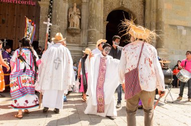 Oaxaca, Meksika - Eki 31, 2016: Kimliği belirsiz insanlar giyinmiş ve Ölüler Günü için boyalı (Dia de los Muertos), ulusal Meksika tatil, İnsanlığın Unesco Somut Olmayan Kültürel Miras