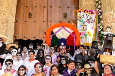 Oaxaca, Meksika - Eki 31, 2016: Kimliği belirsiz insanlar giyinmiş ve Ölüler Günü için boyalı (Dia de los Muertos), ulusal Meksika tatil, İnsanlığın Unesco Somut Olmayan Kültürel Miras