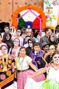 Oaxaca, Meksika - Eki 31, 2016: Kimliği belirsiz insanlar giyinmiş ve Ölüler Günü için boyalı (Dia de los Muertos), ulusal Meksika tatil, İnsanlığın Unesco Somut Olmayan Kültürel Miras