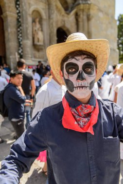 Oaxaca, Meksika - Eki 31, 2016: Ölüler Günü için boyanmış tanımlanamayan çocuk (Dia de los Muertos), ulusal Meksika tatili, Unesco İnsanlığın Somut Olmayan Kültürel Mirası