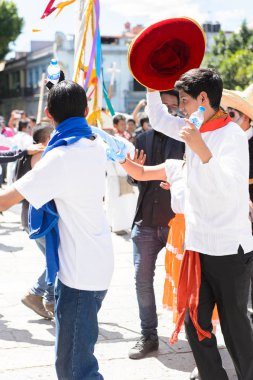 Oaxaca, Meksika - Eki 31, 2016: Kimliği belirsiz insanlar dans ve Ölüler Günü kutlamak (Dia de los Muertos), ulusal Meksika tatil, İnsanlığın Unesco Somut Olmayan Kültürel Miras