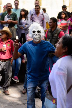 Oaxaca, Meksika - Eki 31, 2016: Ölüler Günü için giyinmiş kimliği belirsiz adam (Dia de los Muertos), ulusal Meksika tatili, Unesco İnsanlığın Somut Olmayan Kültürel Mirası