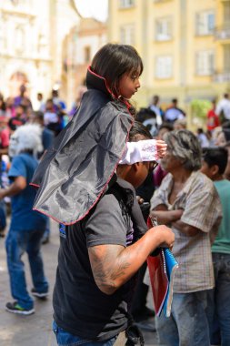 Oaxaca, Meksika - Eki 31, 2016: Ölüler Günü için Drakula gibi giyinmiş tanımlanamayan kız (Dia de los Muertos), ulusal Meksika tatili, Unesco İnsanlığın Somut Olmayan Kültürel Mirası