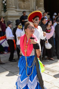 Oaxaca, Meksika - Eki 31, 2016: Ölüler Günü için tanımlanamayan kız dansları (Dia de los Muertos), ulusal Meksika tatili, Unesco İnsanlığın Somut Olmayan Kültürel Mirası